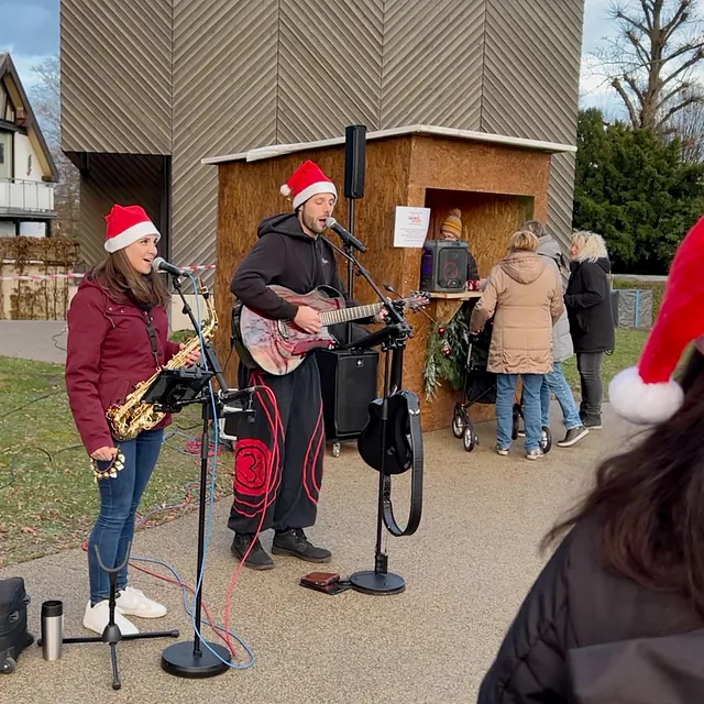 Die "Rotznas" an der Gitarre und Denise am Saxofon unterhalten die Besucher:innen