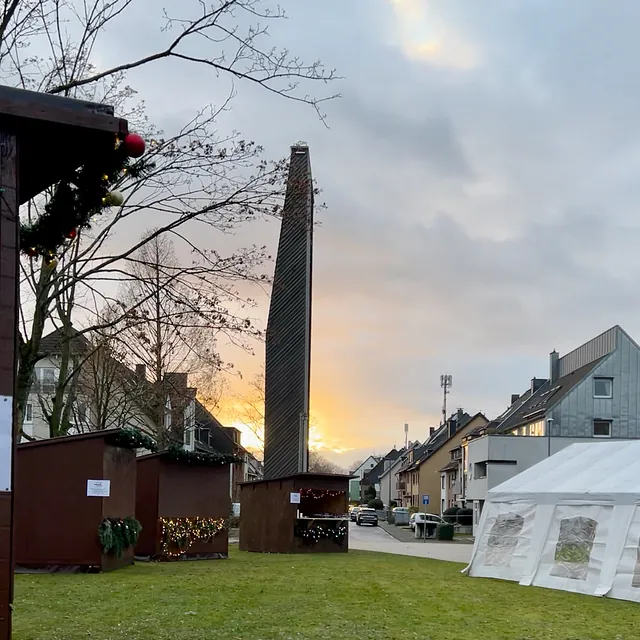 Buden und Zelt bei Sonnenuntergang