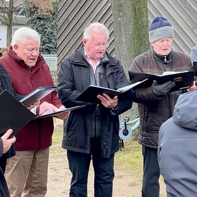 Einige Männer des Männergesangvereins singen