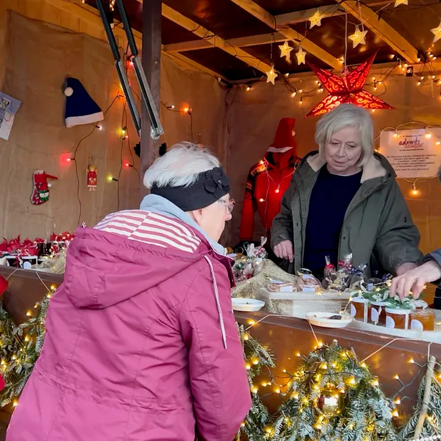 Zwei Frauen schauen sich das Angebot am Marmeladenstand an