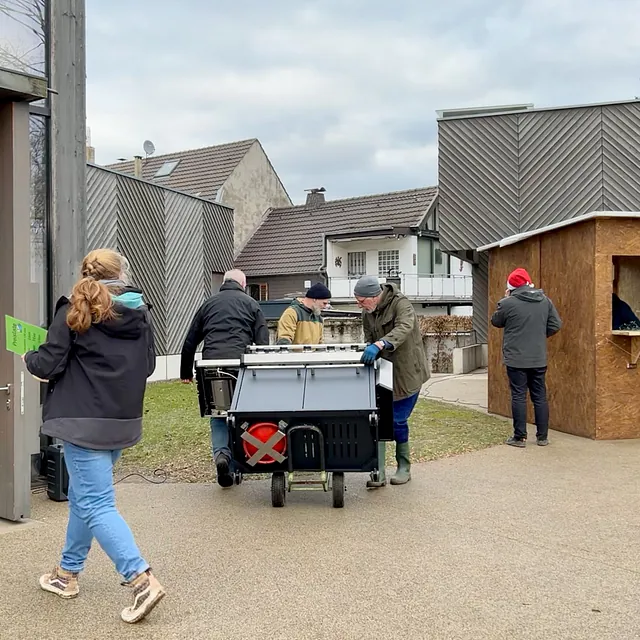 Verschiedene Menschen beim Abbau vor der Immanuel-Kirche