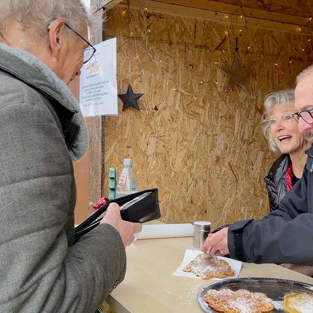 Am Waffelstand werden Waffeln serviert