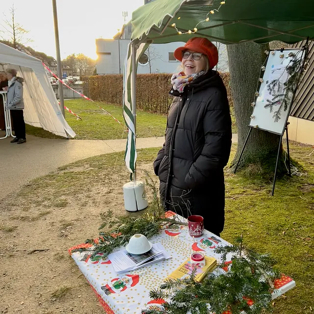 Eine Vertreterin des Stadtteilbüros hinter ihrem kleinen Stand