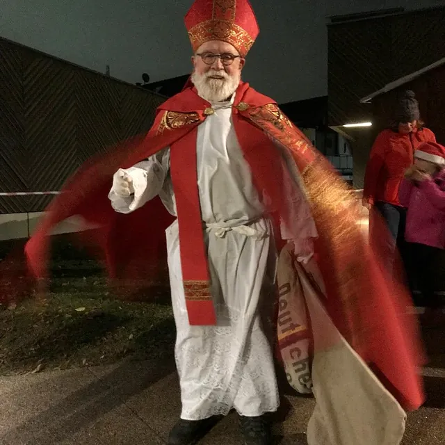 Der Nikolaus mit Mitra und im fliegenden Gewand