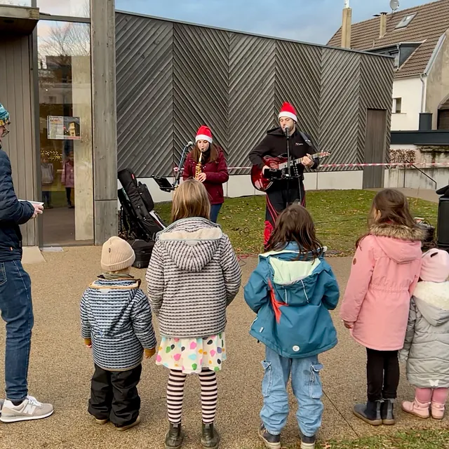 Fünf kleine Kinder hören der Musik zu